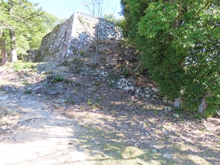 中太鼓丸跡から見た上太鼓丸の櫓跡