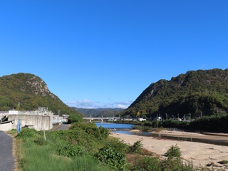 左が新高山城跡、右が高山城跡