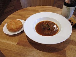 Gulasch mit Gebäck