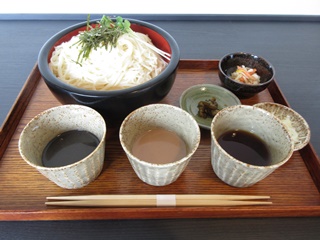 伝統の味　三種のたれで味わう手延べうーめん