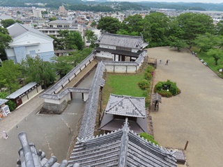 天守から見た大手門
