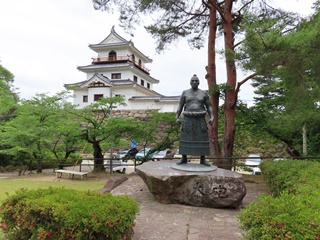 二の丸の大砲萬右衛門等寸像と天守