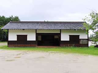 知新館正門