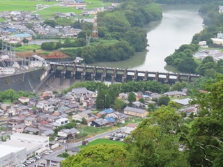 美濃金山城本丸からみた兼山ダム