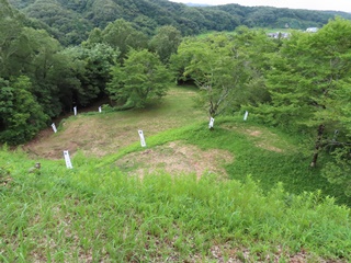 本丸跡から二の丸跡・三の丸跡を望む