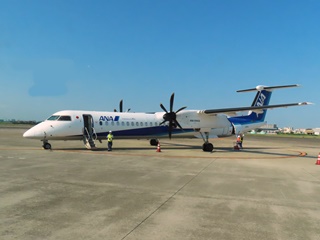 ANA1695 DHC8-Q400(JA857A)