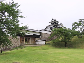 竹之丸から見た三重櫓と前御門