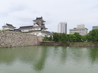 水堀と土橋と天守