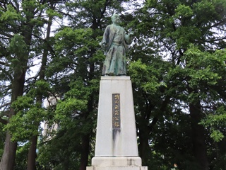 前田正甫公像