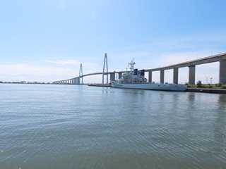 巡視船と新湊大橋