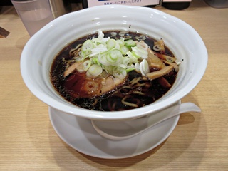黒醤油ラーメン