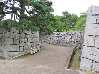 塀重門跡