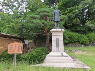 三ノ丸・山田脩翁像