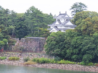 豊川越しの鉄櫓