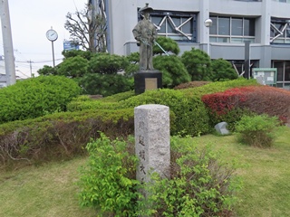 太田道灌公像と西大手門跡