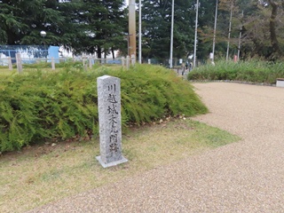 本丸北門跡と土塁