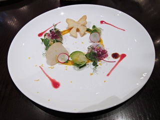 合鴨の生ハムとモッツァレッラのリース仕立て、オレンジとナッツ添え