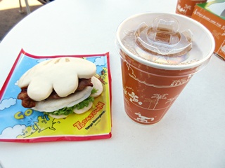 テリヤキチキンパオ(エッグ＆BBQソース)＋午後の紅茶 アップルティーソーダ
