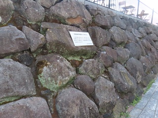 三枚橋城外堀跡の石垣の石