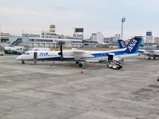 ANA521 DHC8-Q400(JA851A)