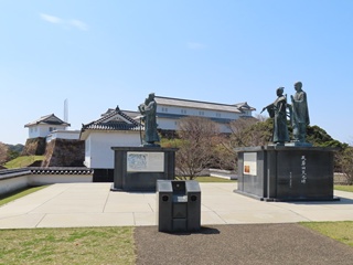 天草回天之碑と本丸全景