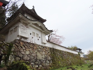 本丸東隅櫓跡(手前)と本丸西隅櫓跡(奥)